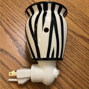 Scentsy Plug In Wax Warmer Zebra Black and White Nightlight Working